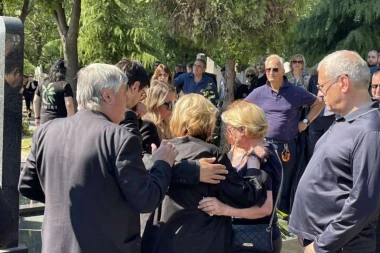 DRAMA NA SAHRANI VIDOJA RISTOVIĆA: Njegovoj majci POZLILO usred spuštanja KOVČEGA u GROBNICU, srce joj prepuklo od tuge! (VIDEO)