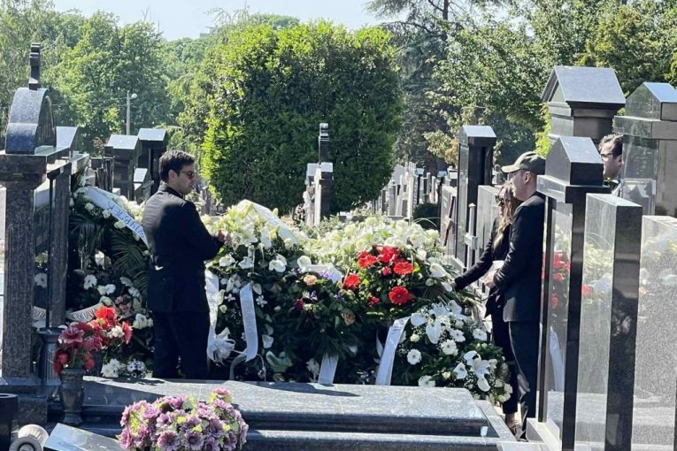 Sahrana je gotova, a ona se VRATILA na grob! Bivša supruga oplakuje SAMA Ristovića, JECA dok mazi cveće! (FOTO)