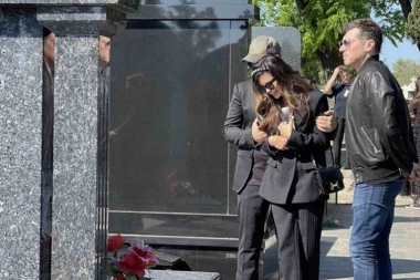 Nikolina se ne odvaja od GROBA Vidoja! Pišekova ne može da napusti SUPRUGA, ne miri se sa GUBITKOM! (VIDEO)