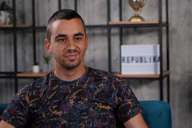 "Mamu vam licemernu, gledate devojke koje se skidaju" Luka Krivokapić prisustvovao ŠOK SCENI nasred kafića, pa objavio snimak i uputio JASNU PORUKU! (VIDEO)