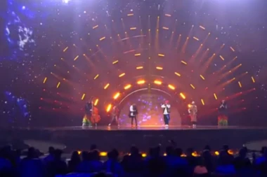 SLIKA KOJA JE BUKNULA U MEDIJIMA: Ukrajinski KOMENTATOR prenosio EVROVIZIJU IZ SKLONIŠTA! (FOTO)