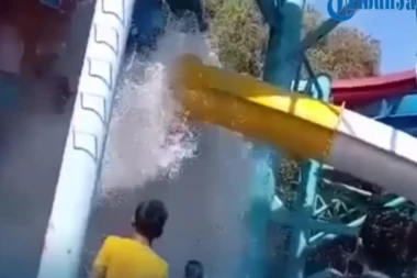 Deca padala na BETON sa 10 metara VISINE! Zastrašujući snimak rušenja tobogana u akva parku u INDONEZIJI! Verovali ili ne, svi MALIŠANI preživeli! (VIDEO)