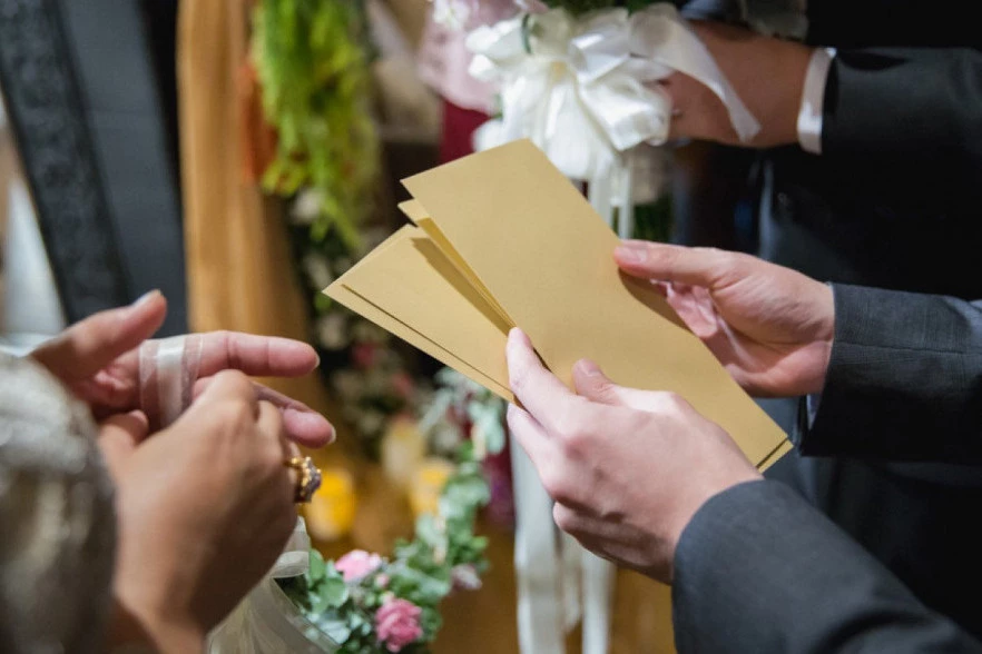 Pozvani ste na svadbu? Evo koliko novca TREBA STAVITI U KOVERTU za mladence!