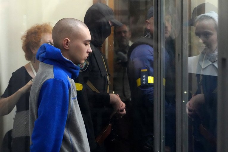RUSKI VOJNIK UBIO CIVILA: Preti mu doživotna robija - Vadim na optuženičkoj klupi u Kijevu