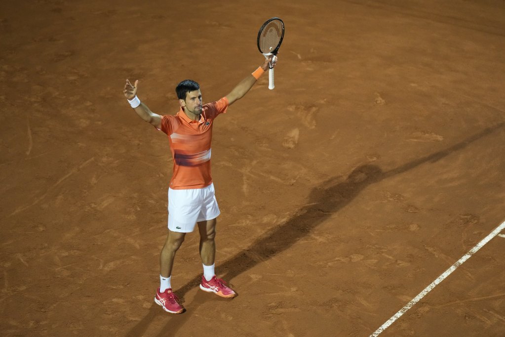 OD TENISKOG KRALJA, DO RIMSKOG IMPERATORA: Novak zaigrao srpsko kolo u italijanskoj prestonici i počistio Grka sa terena!