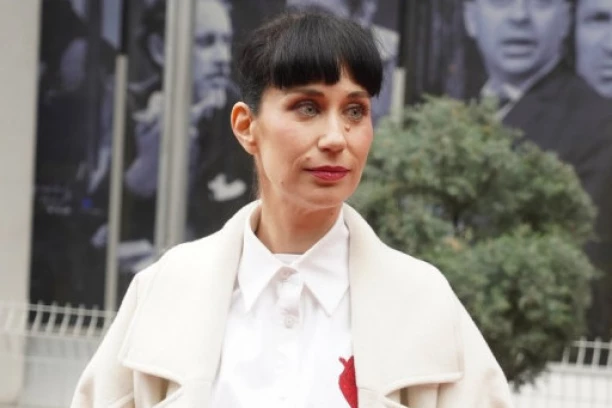 GUŠILA SE U SUZAMA PRED IZLAZAK NA SCENU! Konstrakti su tada javili da joj je suprug bolestan! OVO su svi detalji! (FOTO)