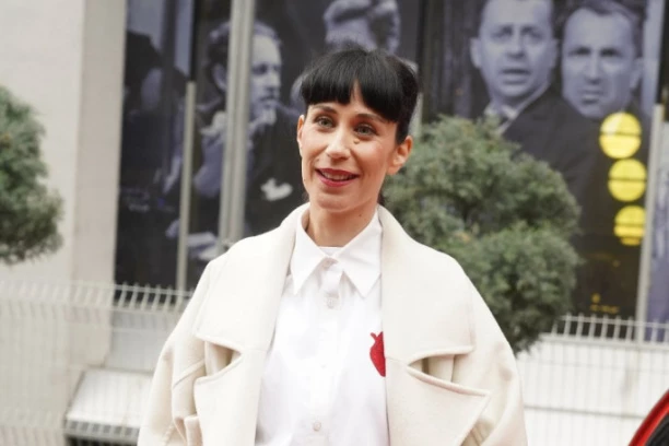 OVAKO KONSTRAKTA KOSI TRAVU: Postala upravnica zgrade, pa se bacila na posao! (FOTO)