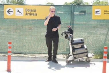 Žarko Laušević se VRATIO u Srbiju ZAUVEK!? Glumac sa suprugom stigao iz Amerike, sad je DEFINITIVNO! (FOTO)