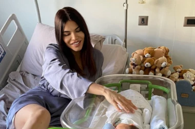 Prva fotka BEBE Dejane Živković: Manekenka se oglasila i pokazala NASLEDNIKA, a reči koje mu je uputila raznežile su sve! (FOTO)