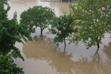 PROGLAŠENA VANREDNA SITUACIJA U BRUSU: Evakuisano deset domaćinstava iz najugroženijeg područja, poplavljeno preko 200 stambenih objekata