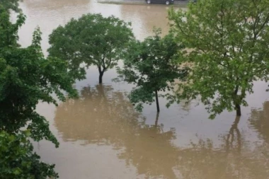 PROGLAŠENA VANREDNA SITUACIJA U BRUSU: Evakuisano deset domaćinstava iz najugroženijeg područja, poplavljeno preko 200 stambenih objekata