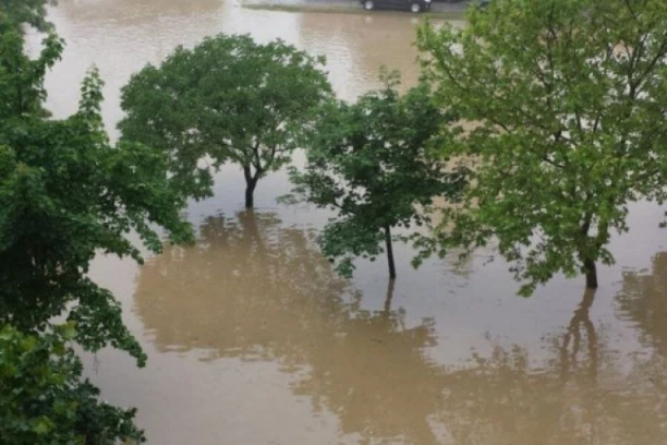 PROGLAŠENA VANREDNA SITUACIJA U BRUSU: Evakuisano deset domaćinstava iz najugroženijeg područja, poplavljeno preko 200 stambenih objekata