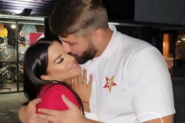 RAĐENOVA SUPRUGA SAMO ŠTO SE NE PORODI: Milica objavila fotku sa trudničkim stomakom! (FOTO)