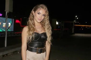 TEODORA DŽEHVEROVIĆ PONOVO TOPI mora i planine: Vrele fotke oduševile fanove! (FOTO)