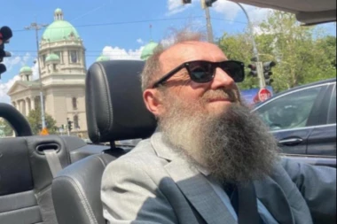 PREDRAG MARKOVIĆ U KABRIOLETU SA 36 GODINA MLAĐOM SUPRUGOM: Sređeni od glave do PETE, pošli su na VENČANJE! (FOTO)