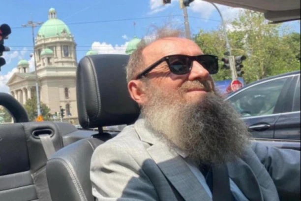 PREDRAG MARKOVIĆ U KABRIOLETU SA 36 GODINA MLAĐOM SUPRUGOM: Sređeni od glave do PETE, pošli su na VENČANJE! (FOTO)