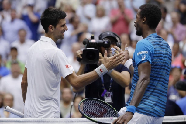 ŠMEKERSKI POTEZ NAJBOLJEG U ISTORIJI: Đoković dao AUTOGRAM Monfisu, o njegovoj poruci BRUJI ceo svet! (FOTO)