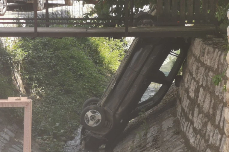 PLANIRAO SVADBU, PA POGINUO! Predrag iz Barande pokušavao da izađe iz automobila, pa se udavio u kanalu! Telo pronašle majka i sestra!