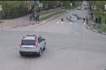 UŽASNA SAOBRAĆAJNA NESREĆA: Tinejdžer kolima pokosio đake na pešačkom prelazu (VIDEO)