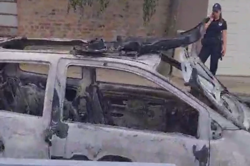 POŽAR NA CVETKOVOJ PIJACI! Korisnici parkinga razbili staklo i gasili požar! (VIDEO)