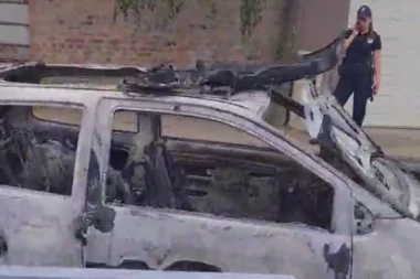 STRAVIČNA BUKTINJA U KALUĐERICI! Automobil potpuno izgoreo, požar zahvatio i kamion