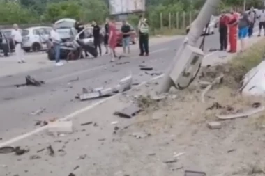 VOZIO NEREGISTROVAN AUTOMOBIL BEZ VOZAČKE DOZVOLE: Izazvao lančani sudar 5 vozila (VIDEO)