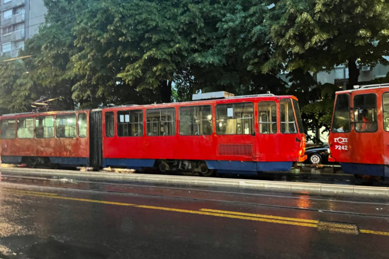 NESREĆA U BEOGRADU: Žena ispala iz tramvaja
