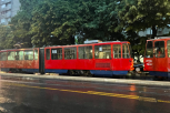 BEZ PARDONA SKOCKANA OD GLAVE DO PETE ŽENI SELA U KRILO! Incident u tramvaju iznervirao Beograđane - Ja da stojim NE MOGU! (VIDEO)