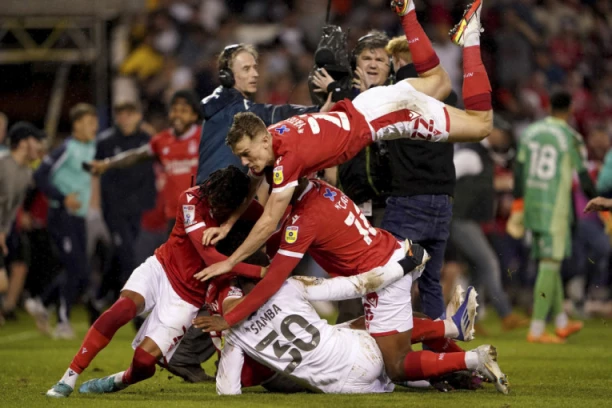 ENGLESKI HULIGANIZAM NIJE IŠČEZAO: Tokom slavlja na terenu napali protivničkog fudbalera - jedva je sačuvao živu glavu! (FOTO)