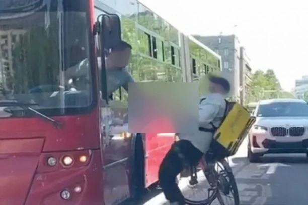 TUČA NA TRGU NIKOLE PAŠIĆA! Sukobili se vozač autobusa i biciklista, i to nasred kolovoza (VIDEO)