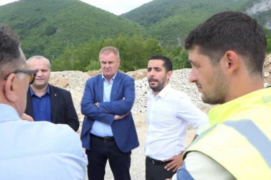 VREO ASFALT PUŠI SE NA PUTU OD KOKINOG BRODA DO PRIBOJSKE BANJE! Momirović: Putevi nemaju alternativu, pojačavamo tempo gradnje