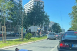 DALJE NEĆEŠ MOĆI! Čovek prilegao nasred Bulevara i blokirao saobraćaj u Novom Sadu! (FOTO)