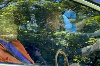 Suzana i Saša stigli na SVADBU! Pevačica ženi SINA iz PRVOG BRAKA, Popović samo PROŠAO pored TRUBAČA! (VIDEO)