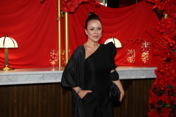 SLAĐU ALEGRO ISPROZIVAO VODITELJ! Pevačica doživela neviđenu NEPRIJATNOST, sasuo joj sve u lice: Kao KUVANA NOGA si!