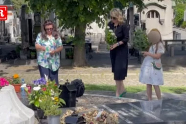 ĆERKA MERIME NJEGOMIR LJUBICA NEUTEŠNA: Sa dva bela velika BUKETA NEMO posmatrala SPOMENIK! (VIDEO)