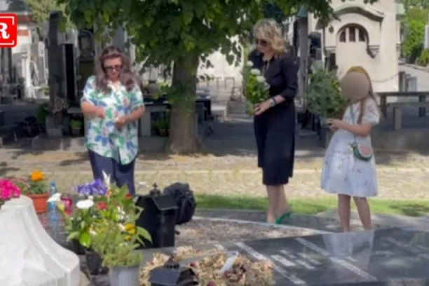 ĆERKA MERIME NJEGOMIR LJUBICA NEUTEŠNA: Sa dva bela velika BUKETA NEMO posmatrala SPOMENIK! (VIDEO)