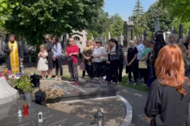 POČELO OPELO MERIMI NJEGOMIR: Ćerka Ljubica tik uz SPOMENIK u zagrljaju ćerke, Hasan Dudić BLED KO KRPA, reči sveštenika POTRESLE SU MNOGE! (VIDEO)