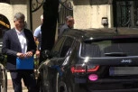 NENAD PERIŠ SKRHAN BOLOM ISPRED HRVATSKE AMBASADE: Utučen, pognute glave jedva ušao u auto (VIDEO)