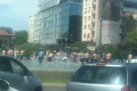 FEŠTA NA SLAVIJI: Maturanti "potopili" FONTANU, poskidali majice i zapalili baklje (VIDEO)