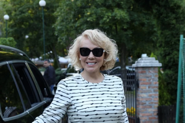 Lutka Lepe Brene se ponovo prodaje: Biznis koji je pevačicu koštao MILIONA zbog problema sa dokumentacijom, a evo koliko danas KOŠTA! (FOTO)