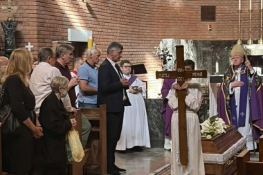 DETALJ KOJI JE SVIMA PROMAKAO: Ovo piše na krstu Mateja Periša (FOTO)