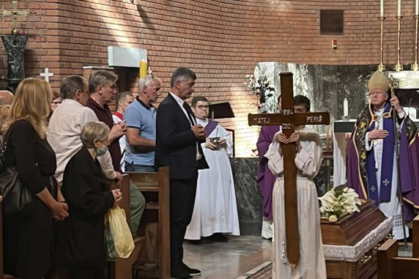 DETALJ KOJI JE SVIMA PROMAKAO: Ovo piše na krstu Mateja Periša (FOTO)