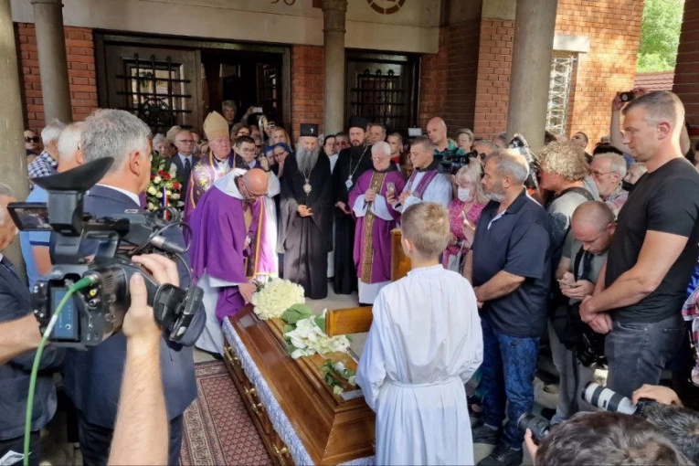 27 BELIH RUŽA ZA 27 GODINA NASTRADALOG SPLIĆANINA! Okupljeni građani odali počast MINUTOM ĆUTANJA!