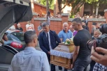 NENAD PERIŠ POLJUBIO KOVČEG NASTRADALOG SINA! Potresne scene, ovo je trenutak kada je telo Mateja Periša uneseno u automobil pogrebne službe! (FOTO)