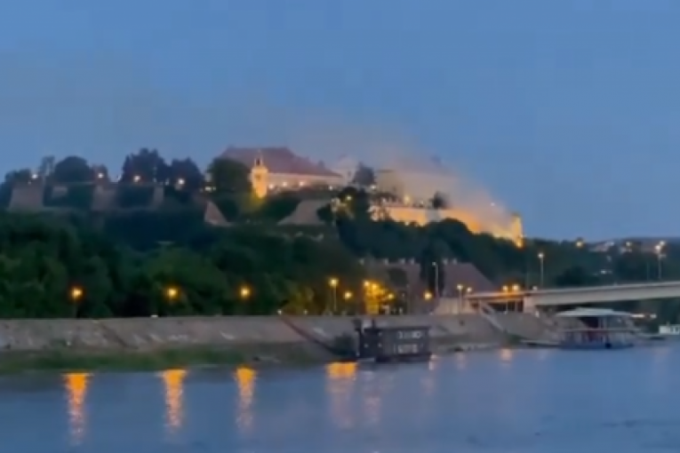 ZAPALILA SE PETROVARADINSKA TVRĐAVA! Vatrogasna vozila na licu mesta! (VIDEO)