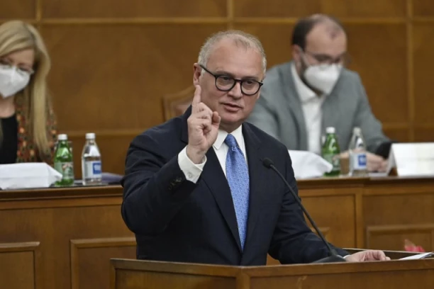 ŠOLAKOVA NOVA S "BRILJIRA"! Napali Vesića, jer je u tekstu o knezu Milošu stavio sliku kneza Miloša! (FOTO)