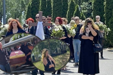 Potresne scene sa SAHRANE Igora Starovića! Braća NEMA od BOLA, a ona se GUŠILA U SUZAMA, nosila je sliku i nije prestajala da KUKA! (FOTO)