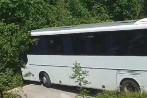 KATASTROFALNA NESREĆA KA RAVNOJ GORI: Autobus pun putnika sleteo sa puta! (VIDEO)