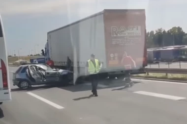 TEŠKA SAOBRAĆAJKA KOD SURČINA! Desna strana automobila UNIŠTENA! (VIDEO)
