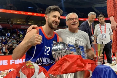 ZAGRLI ME I TIHO SE PRIVUCI! Vasa uz čuveni narodnjak zapevao nakon finala u Areni! (VIDEO)